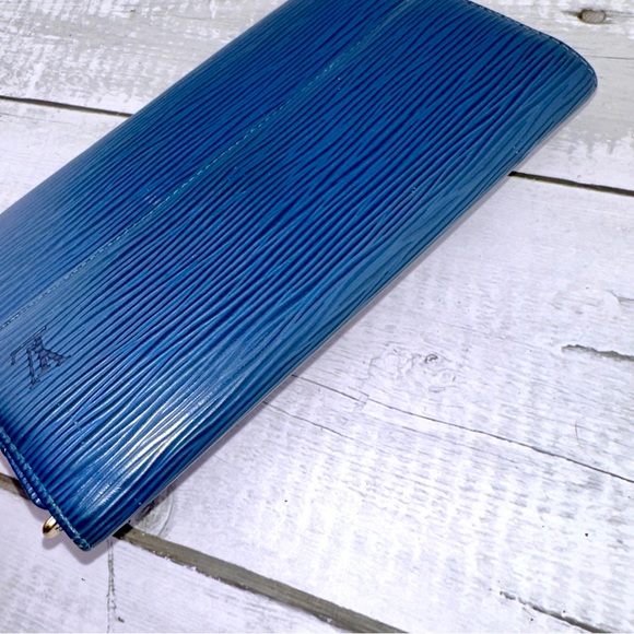 AUTHENTIC Louis Vuitton Epi leather Porte Tresor International wallet. Blue. - Picture 12 of 16